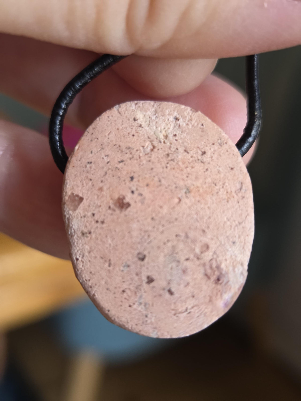 Magischer mexikanischer Feueropal Anhänger, 27 x 21 x 14 mm, gebohrt, an verstellbarem Lederband