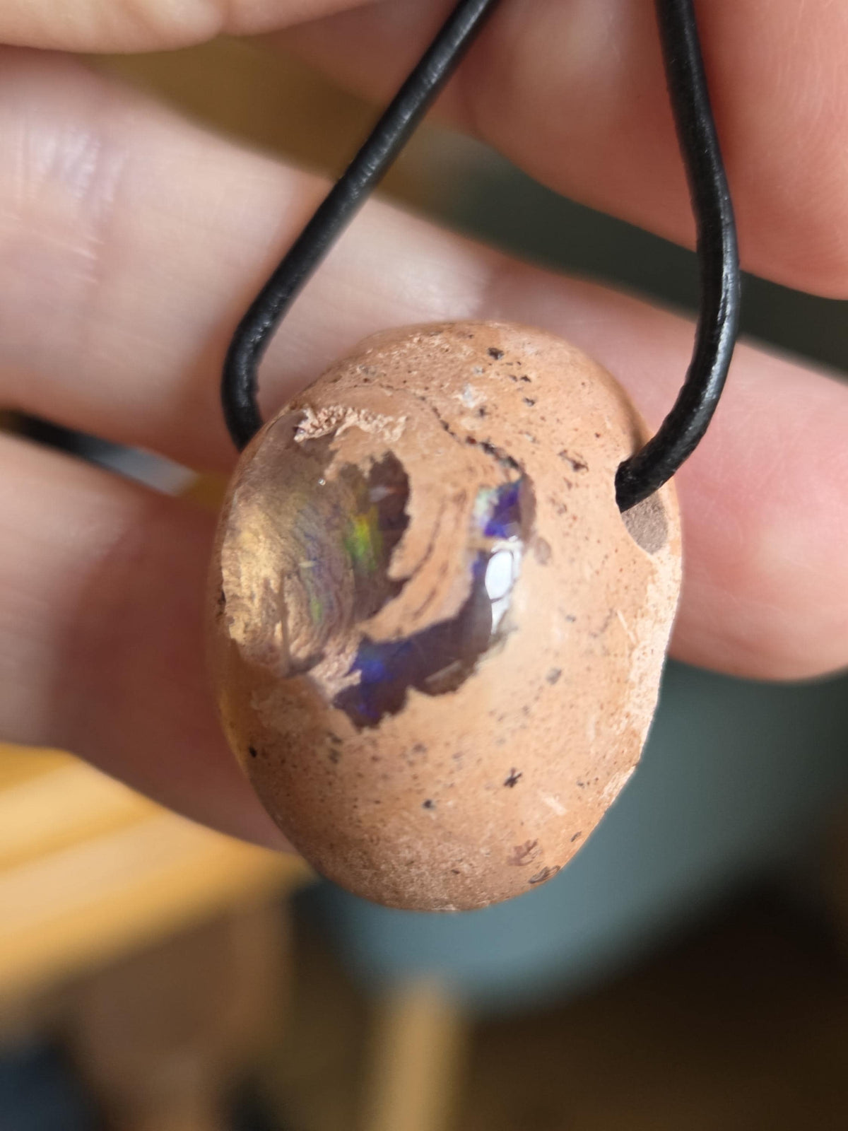Magischer mexikanischer Feueropal Anhänger, 27 x 21 x 14 mm, gebohrt, an verstellbarem Lederband