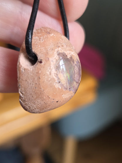 Magischer mexikanischer Feueropal Anhänger, 27 x 21 x 14 mm, gebohrt, an verstellbarem Lederband