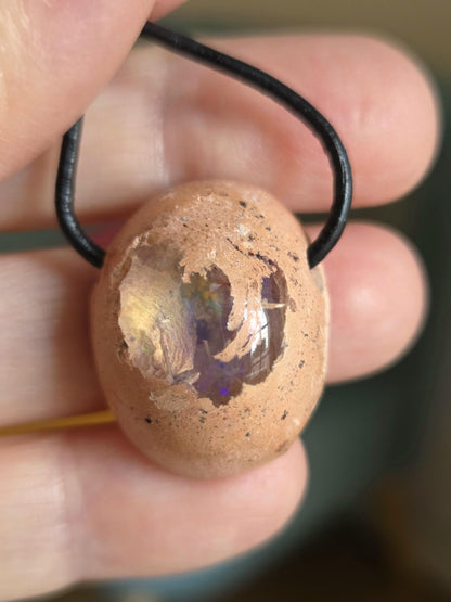 Magischer mexikanischer Feueropal Anhänger, 27 x 21 x 14 mm, gebohrt, an verstellbarem Lederband