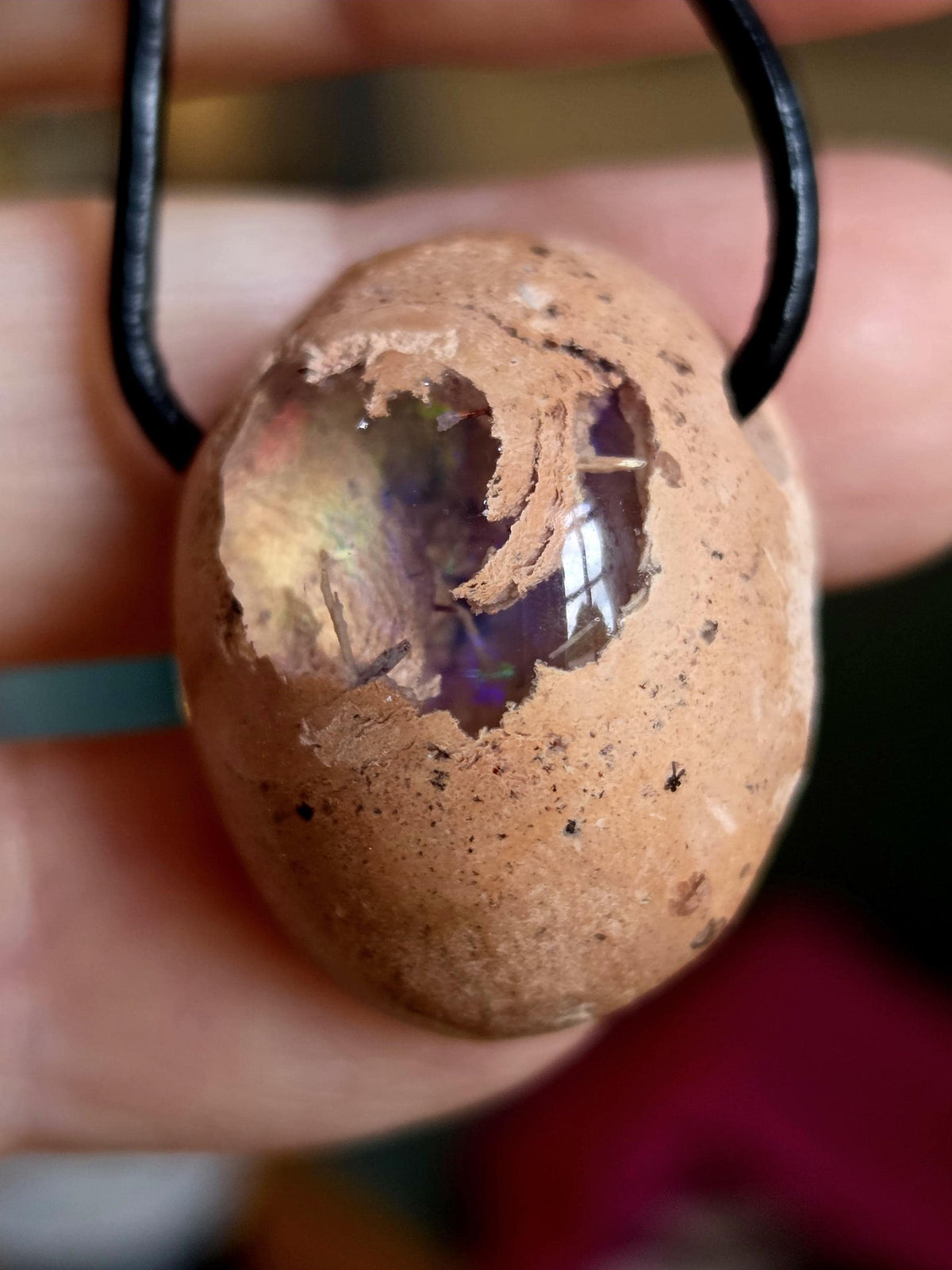 Magischer mexikanischer Feueropal Anhänger, 27 x 21 x 14 mm, gebohrt, an verstellbarem Lederband