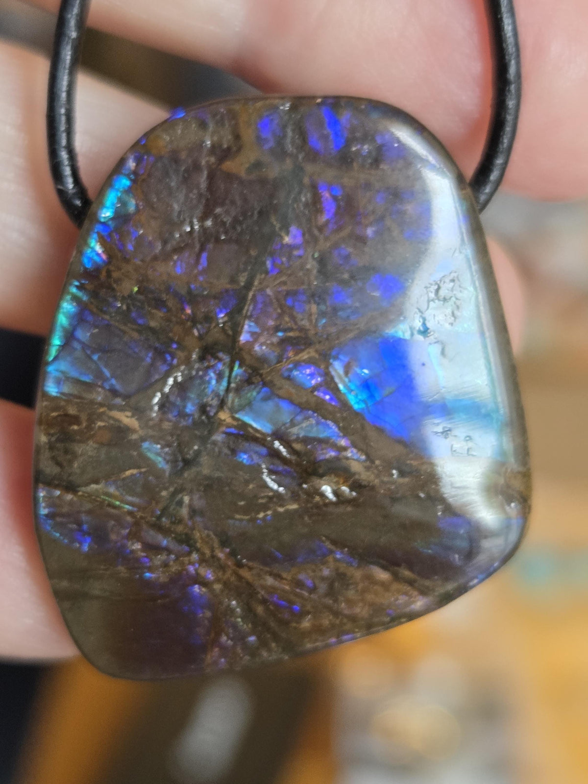 Ammolit Opal Anhänger blau grün lila , aus Kanada, 33 x 22 x 9 mm, gebohrt, an verstellbarem Lederband