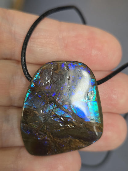 Ammolit Opal Anhänger blau grün lila , aus Kanada, 33 x 22 x 9 mm, gebohrt, an verstellbarem Lederband