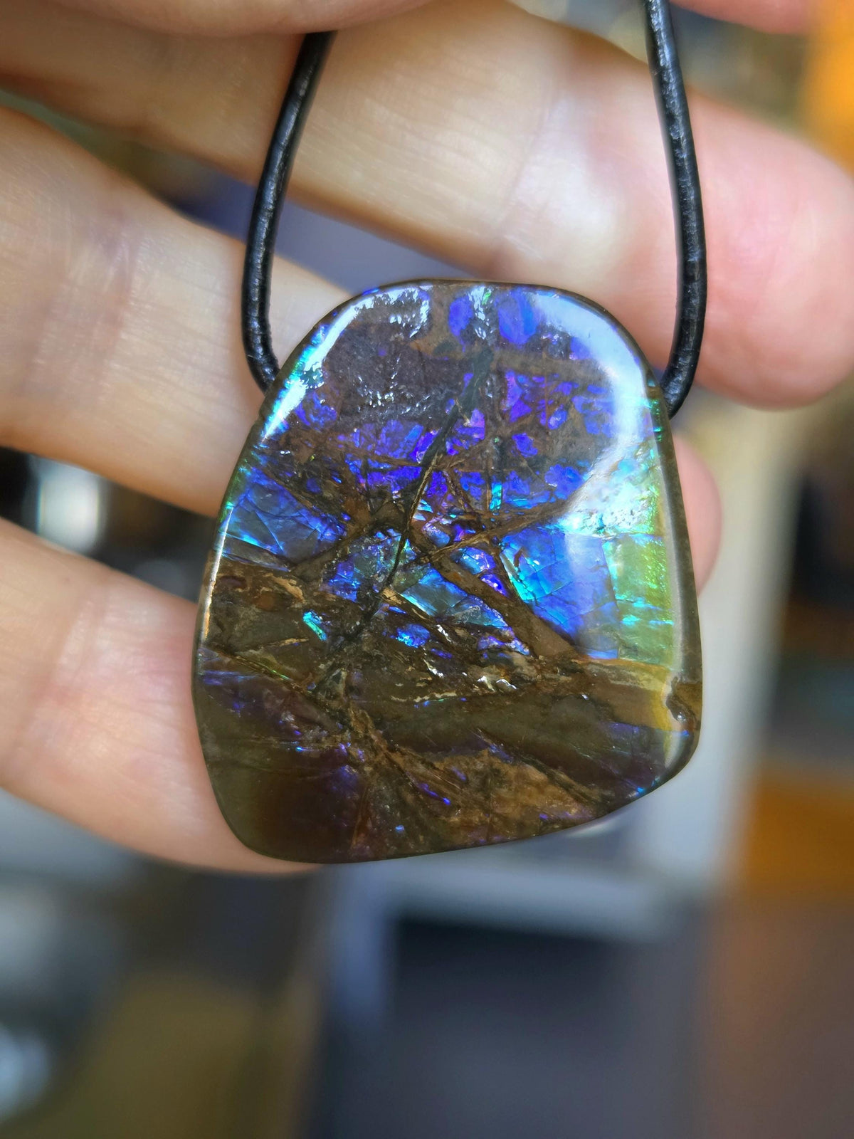 Ammolit Opal Anhänger blau grün lila , aus Kanada, 33 x 22 x 9 mm, gebohrt, an verstellbarem Lederband