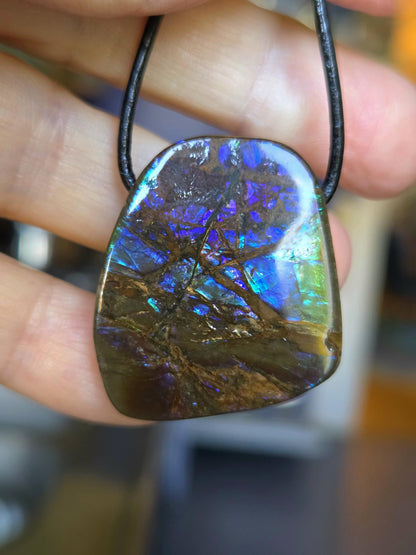 Ammolit Opal Anhänger blau grün lila , aus Kanada, 33 x 22 x 9 mm, gebohrt, an verstellbarem Lederband