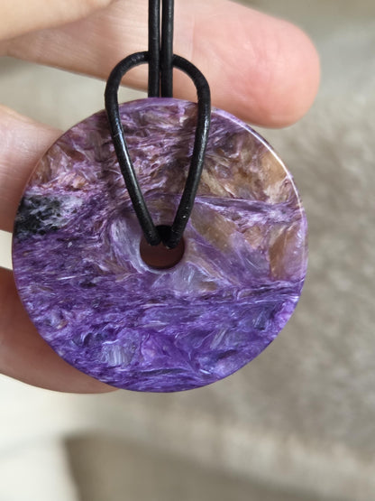 Charoit Donut Anhänger, Charoite 1A Qualität, Anhänger, 39 x 9 mm, an verstellbarem Lederband, Stirnchakra Kronenchakra,