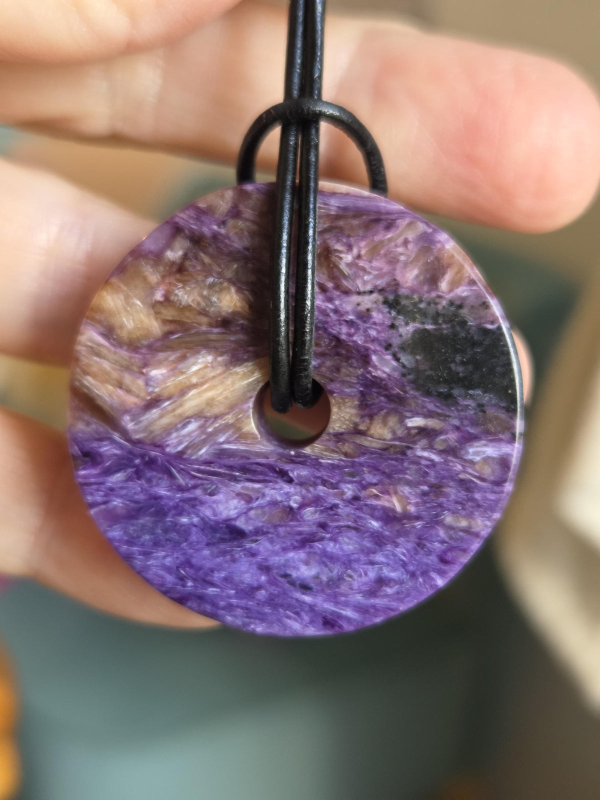 Charoit Donut Anhänger, Charoite 1A Qualität, Anhänger, 39 x 9 mm, an verstellbarem Lederband, Stirnchakra Kronenchakra,
