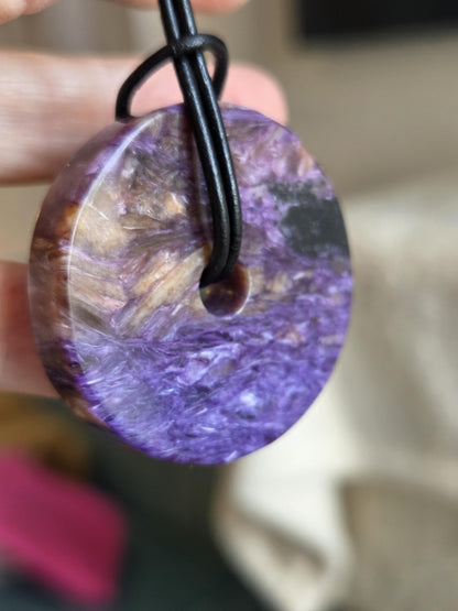 Charoit Donut Anhänger, Charoite 1A Qualität, Anhänger, 39 x 9 mm, an verstellbarem Lederband, Stirnchakra Kronenchakra,