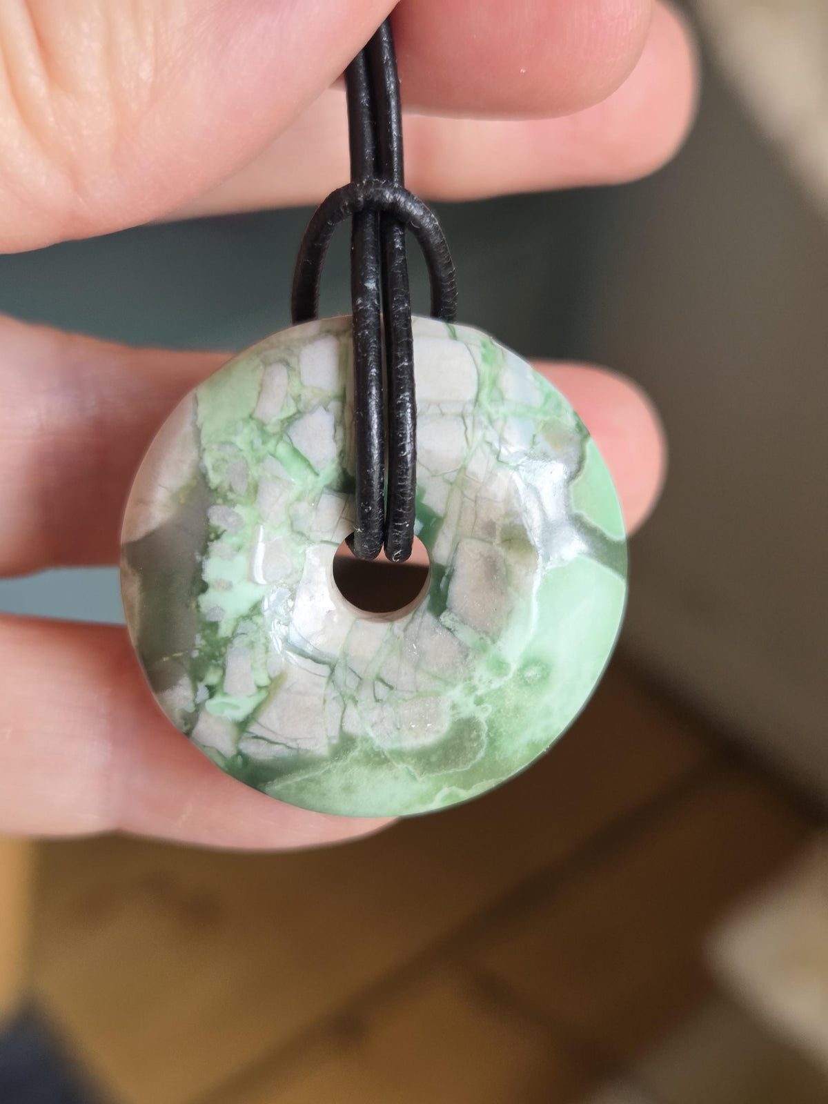 Rarität, seltener Variscit, Variscite, Variszit Donut Anhänger, 36 x 8 mm, an verstellbarem Lederband