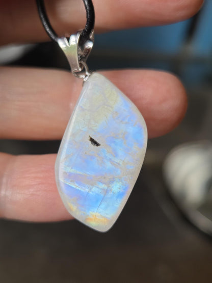 Regenbogen Mondstein weißer Labradorit mit schwarzem Turmalin, Anhänger, an 925er SilberÖse, an verstellbarem Lederband
