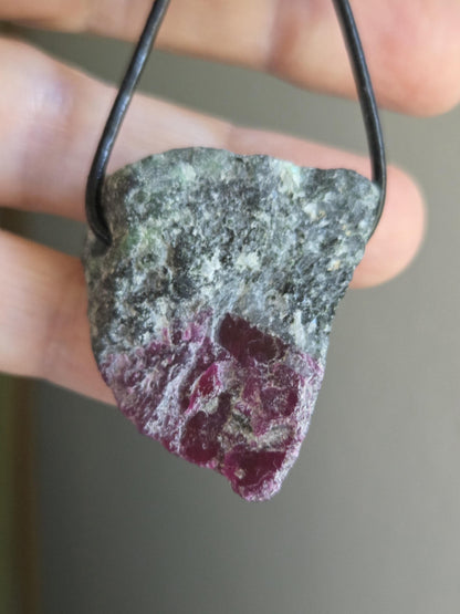 Rubin in Zoisit Anyolith Rohstein Anhänger, 35 x 30 x 14 mm, gebohrt, an verstellbarem Lederband
