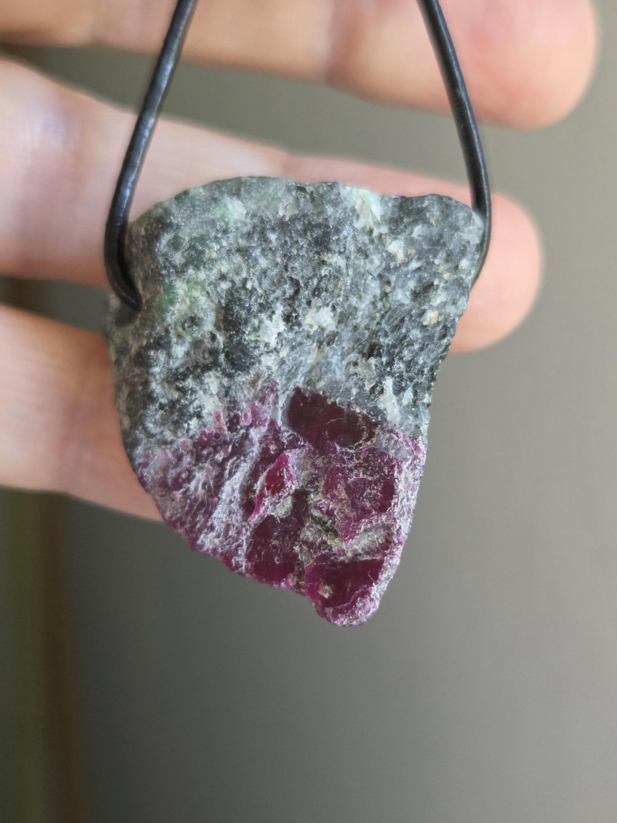 Rubin in Zoisit Anyolith Rohstein Anhänger, 35 x 30 x 14 mm, gebohrt, an verstellbarem Lederband