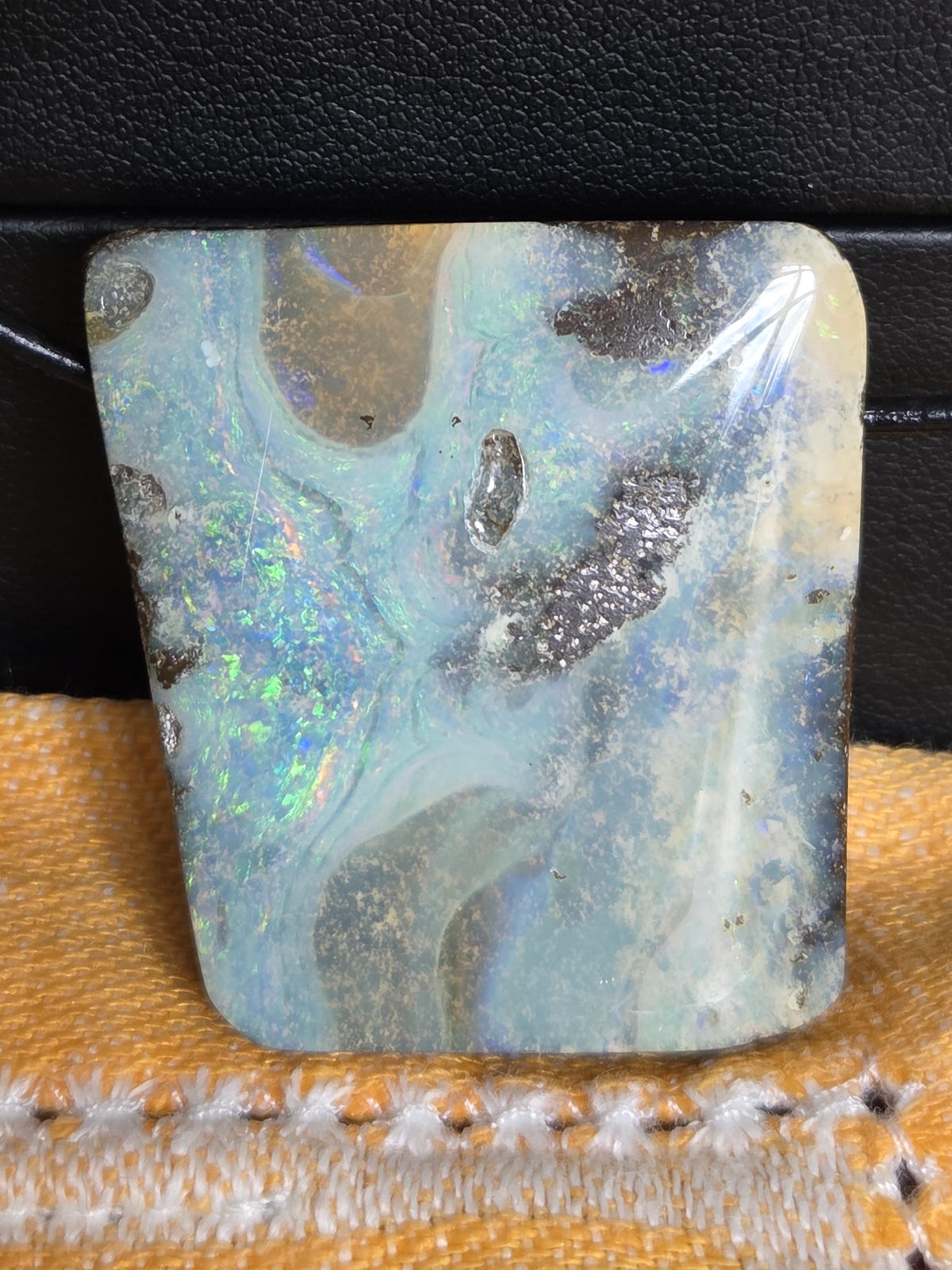 Großer flashfire multicolor Boulder Opal, Boulderopal Anhänger, 36 x 33 x 10 mm, Quilpie Queensland Australien, an verstellbarem Lederband