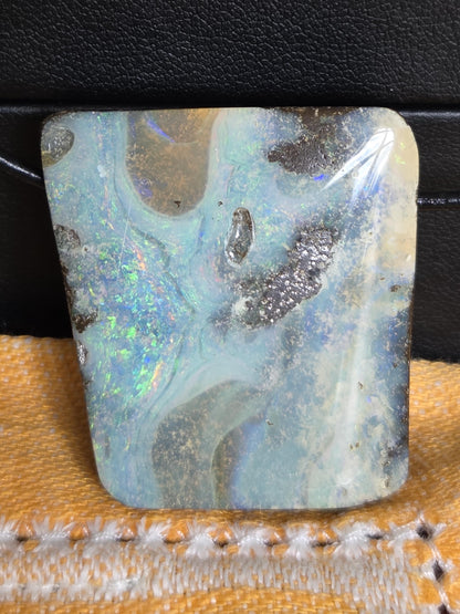 Großer flashfire multicolor Boulder Opal, Boulderopal Anhänger, 36 x 33 x 10 mm, Quilpie Queensland Australien, an verstellbarem Lederband