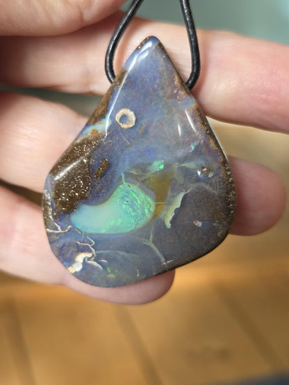 Großer flashfire innerworld Boulder Opal, Boulderopal Anhänger, 48 x 36 x 10 mm, Quilpie Queensland Australien, an verstellbarem Lederband