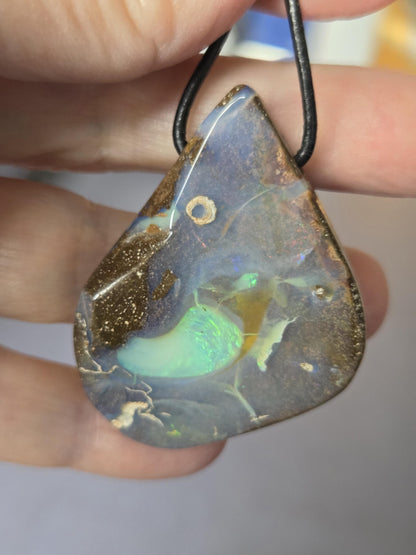 Großer flashfire innerworld Boulder Opal, Boulderopal Anhänger, 48 x 36 x 10 mm, Quilpie Queensland Australien, an verstellbarem Lederband