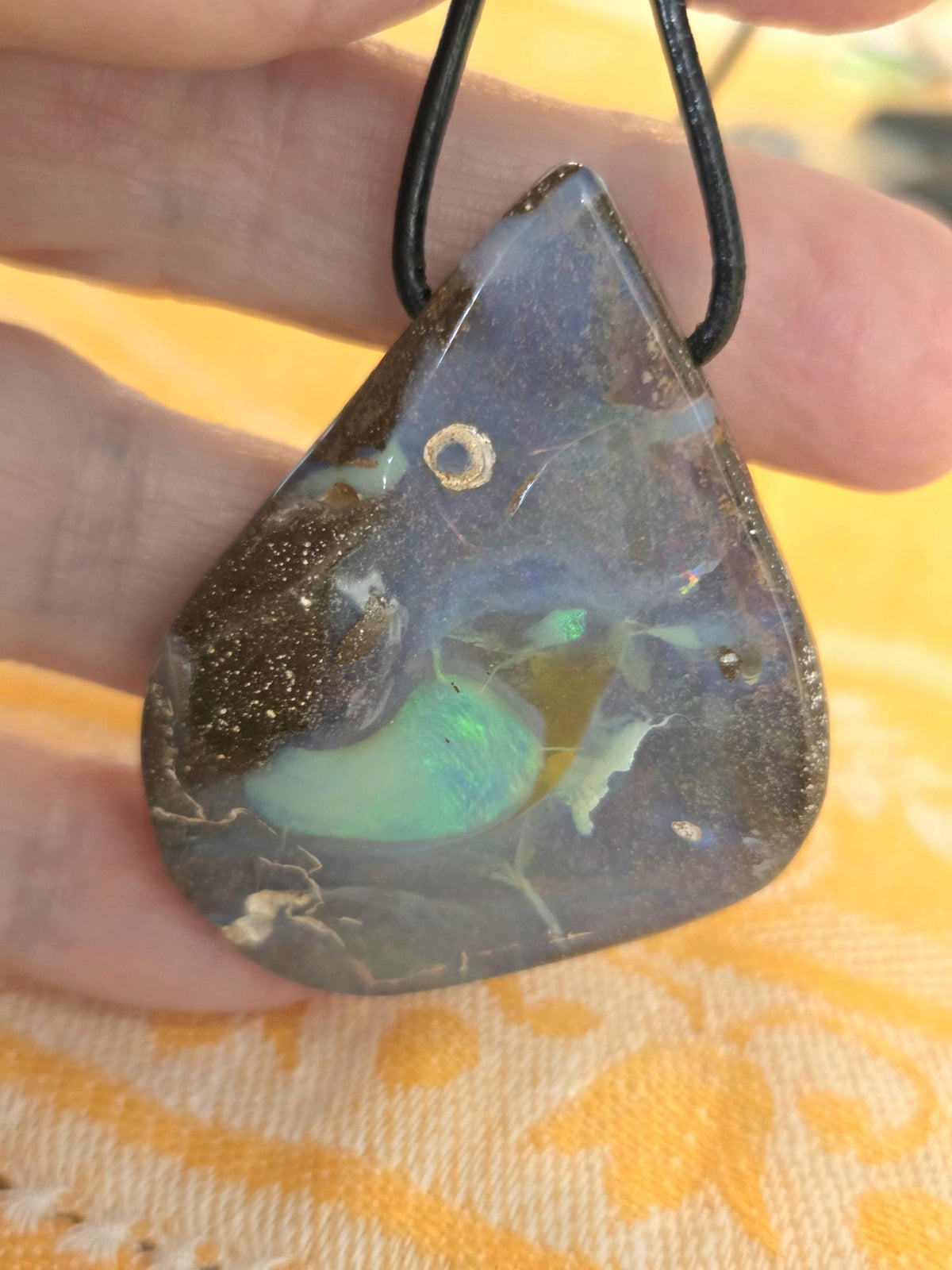Großer flashfire innerworld Boulder Opal, Boulderopal Anhänger, 48 x 36 x 10 mm, Quilpie Queensland Australien, an verstellbarem Lederband