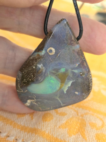 Großer flashfire innerworld Boulder Opal, Boulderopal Anhänger, 48 x 36 x 10 mm, Quilpie Queensland Australien, an verstellbarem Lederband