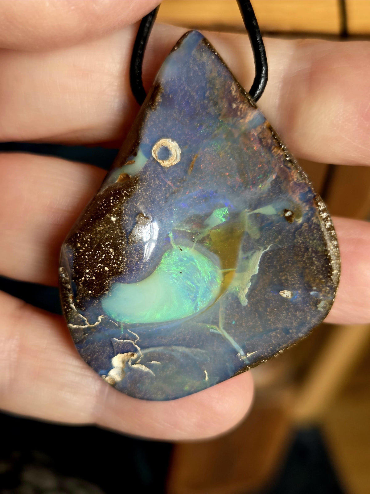 Großer flashfire innerworld Boulder Opal, Boulderopal Anhänger, 48 x 36 x 10 mm, Quilpie Queensland Australien, an verstellbarem Lederband