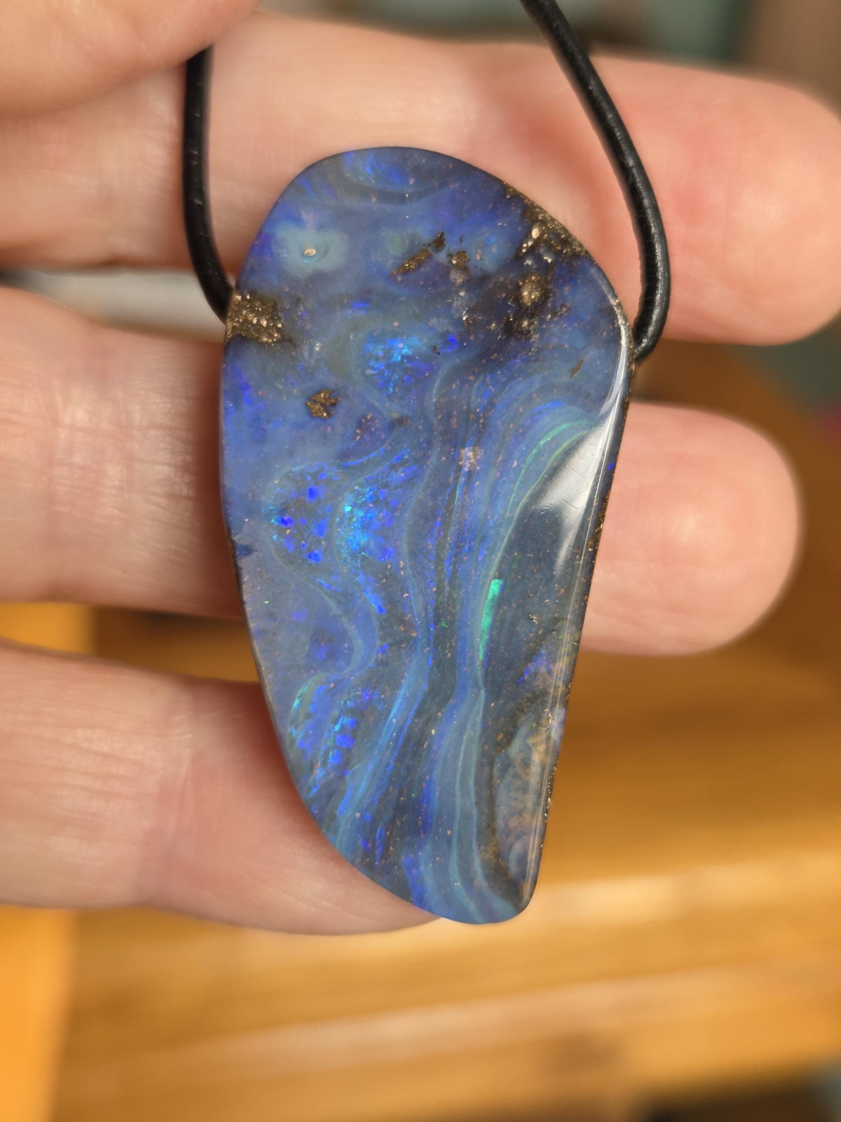 Großer flashfire blauer Boulder Opal, Boulderopal Anhänger, 42 x 22 x 10 mm, Quilpie Queensland Australien, an verstellbarem Lederband