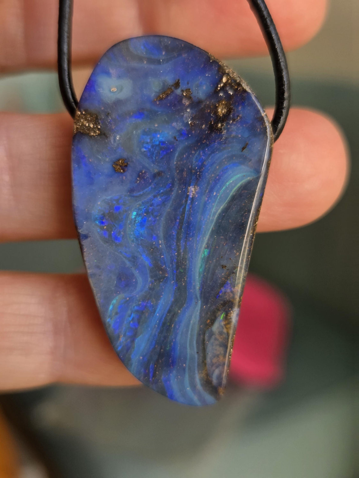 Großer flashfire blauer Boulder Opal, Boulderopal Anhänger, 42 x 22 x 10 mm, Quilpie Queensland Australien, an verstellbarem Lederband