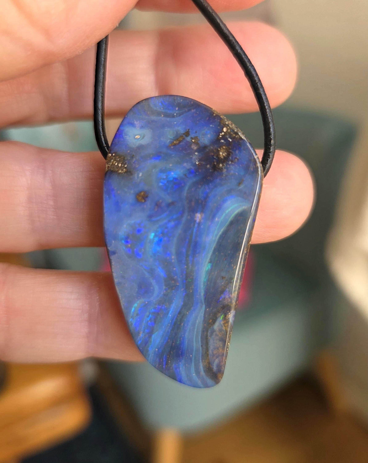 Großer flashfire blauer Boulder Opal, Boulderopal Anhänger, 42 x 22 x 10 mm, Quilpie Queensland Australien, an verstellbarem Lederband