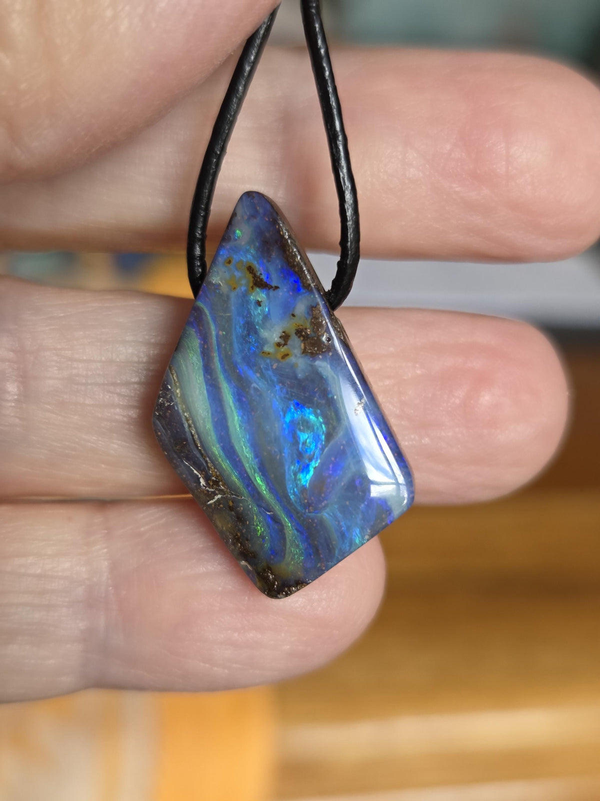 Kleiner flashfire blauer Boulder Opal, Boulderopal Anhänger, 27 x 18 x 9 mm, Quilpie Queensland Australien, an verstellbarem Lederband