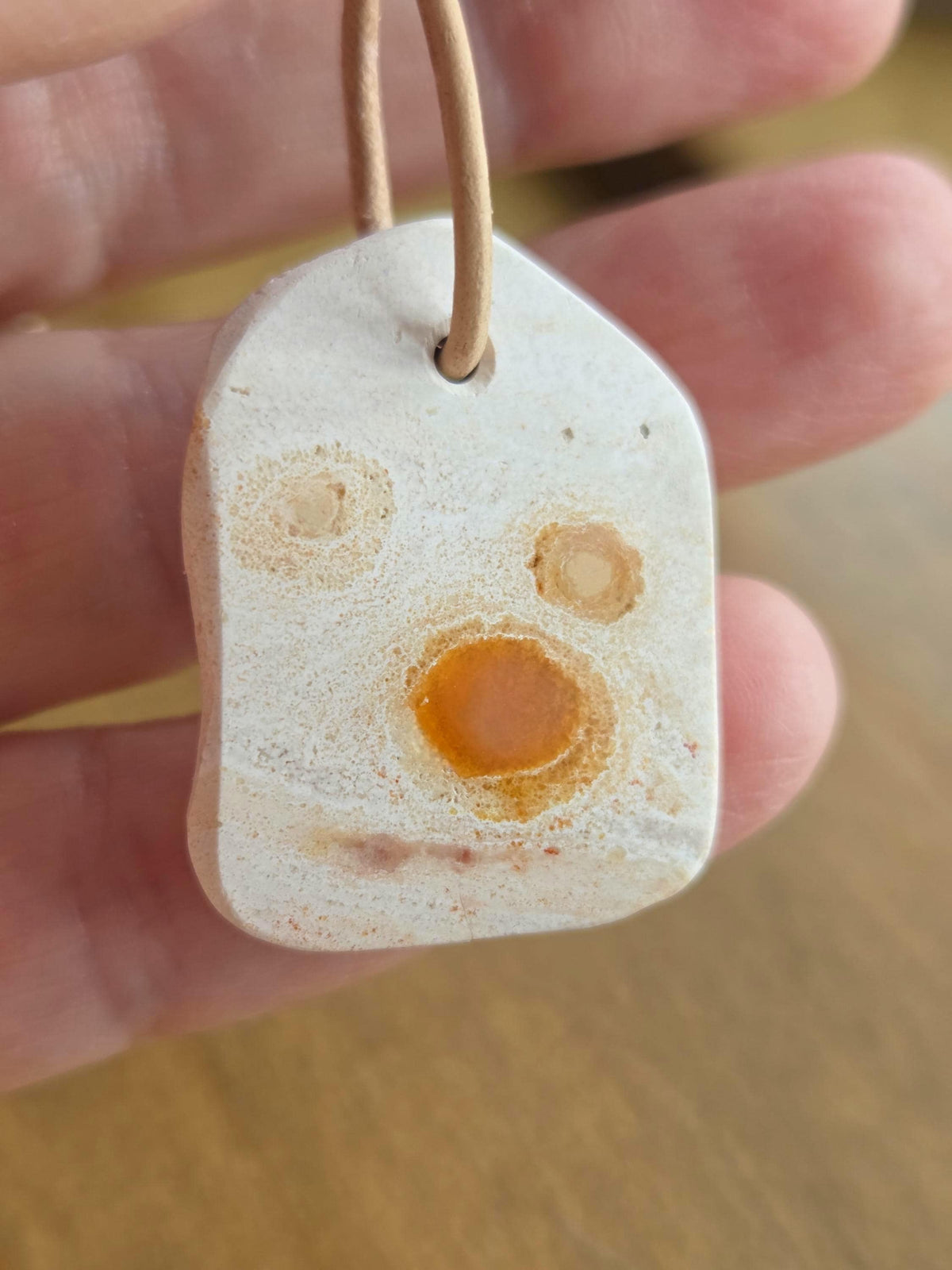 Mexikanischer Feueropal im Muttergestein,Anhänger, 33 x 25 x 7 mm, handgeschliffenes Unikat, an verstellbarem Lederband