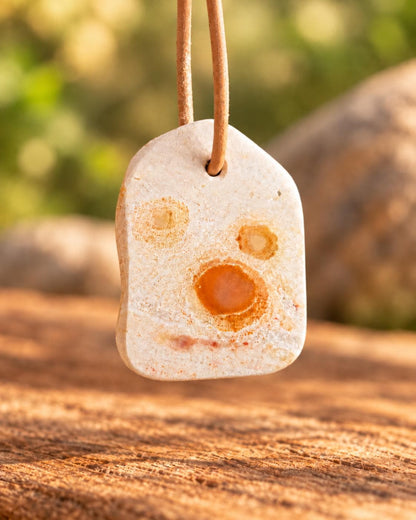 Mexikanischer Feueropal im Muttergestein,Anhänger, 33 x 25 x 7 mm, handgeschliffenes Unikat, an verstellbarem Lederband