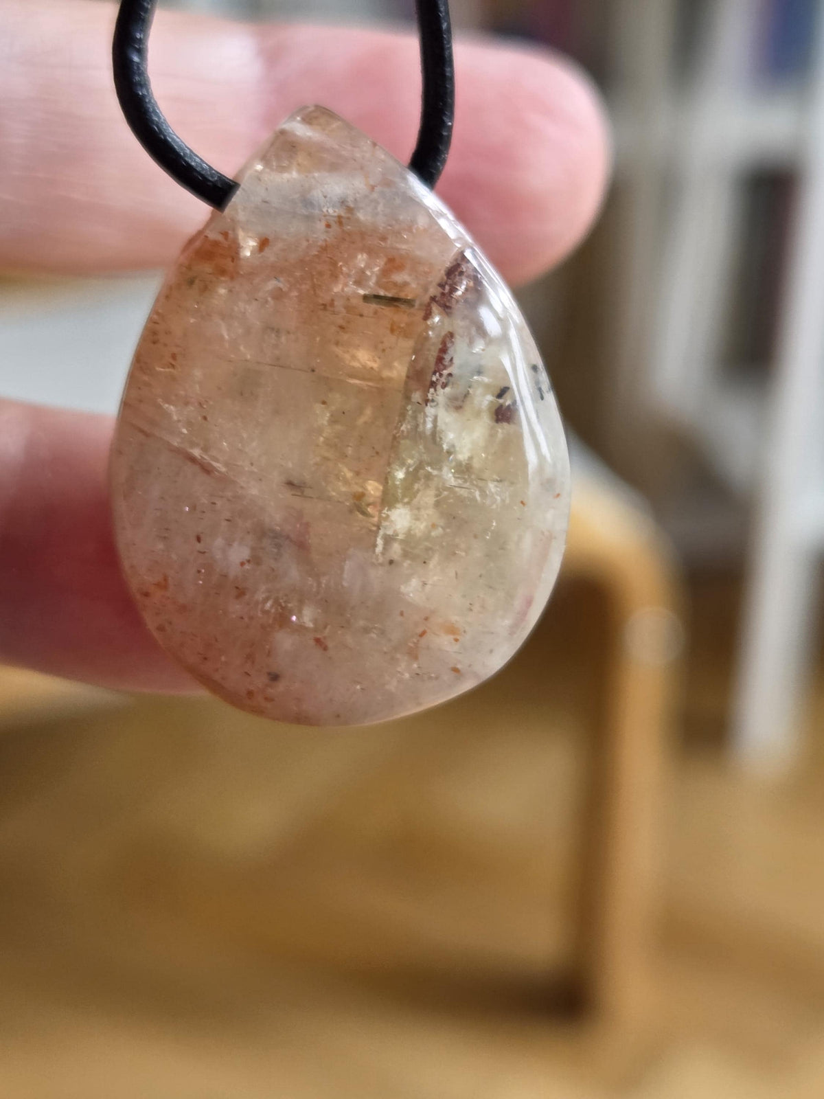 Glitzernder Sonnenstein, Anhänger, 30 x 23 x 12 mm, gebohrt, an verstellbarem Lederband, Meditation, Solarplexus Chakra