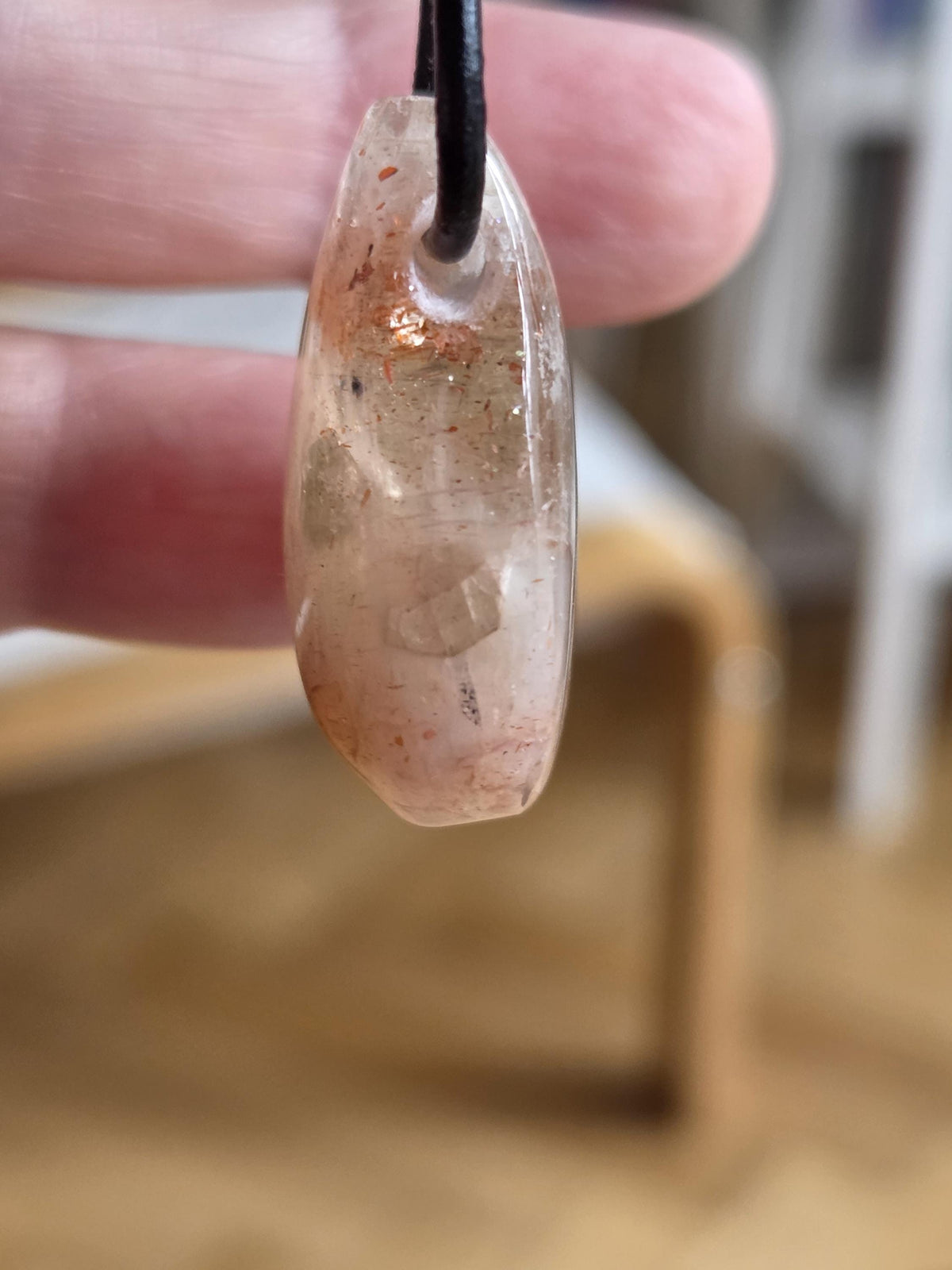 Glitzernder Sonnenstein, Anhänger, 30 x 23 x 12 mm, gebohrt, an verstellbarem Lederband, Meditation, Solarplexus Chakra