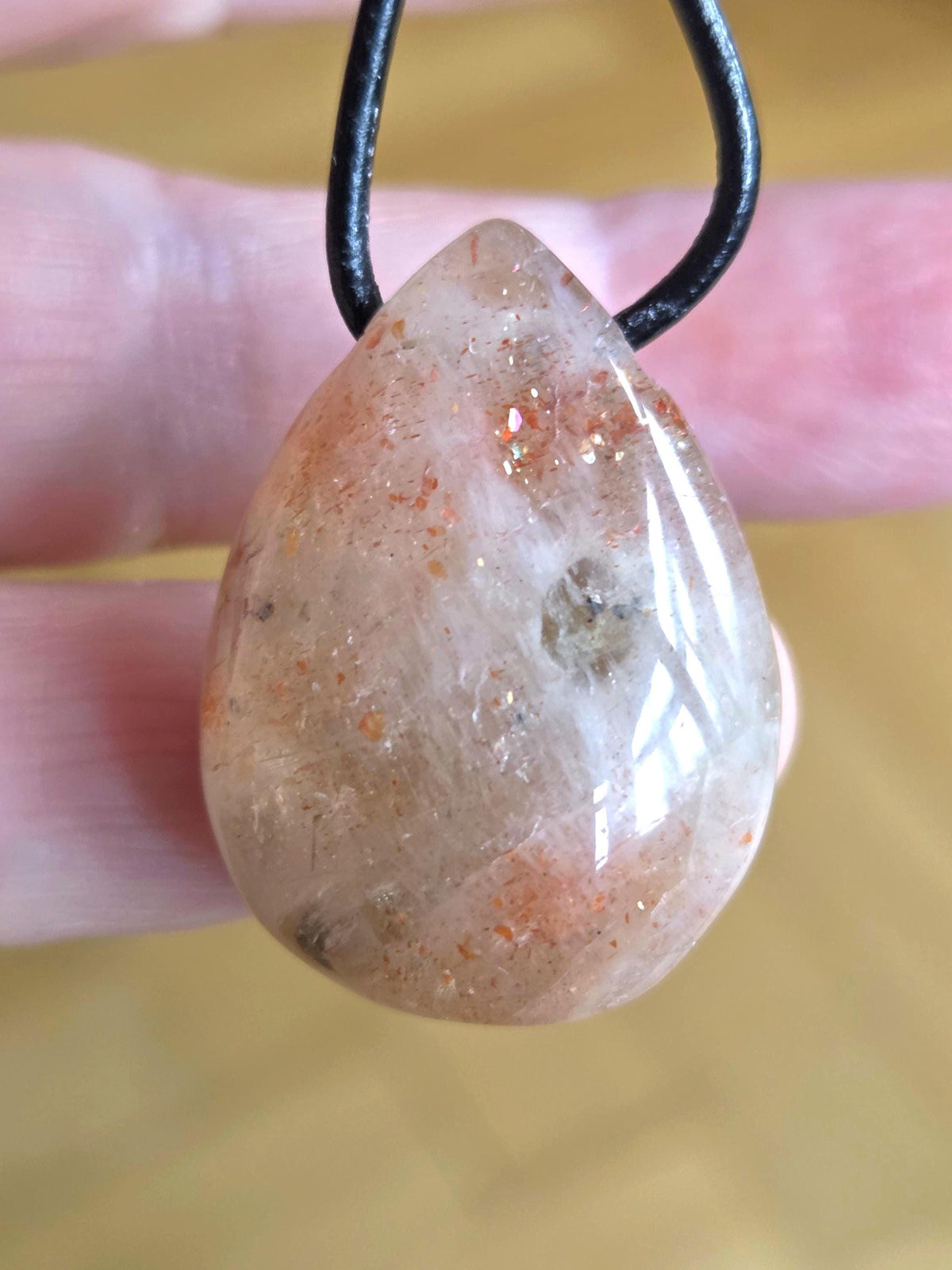 Glitzernder Sonnenstein, Anhänger, 30 x 23 x 12 mm, gebohrt, an verstellbarem Lederband, Meditation, Solarplexus Chakra