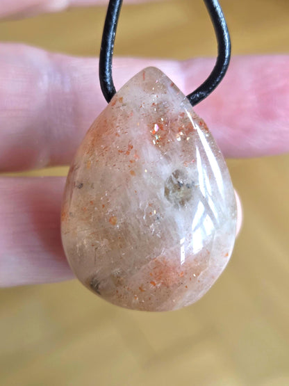 Glitzernder Sonnenstein, Anhänger, 30 x 23 x 12 mm, gebohrt, an verstellbarem Lederband, Meditation, Solarplexus Chakra