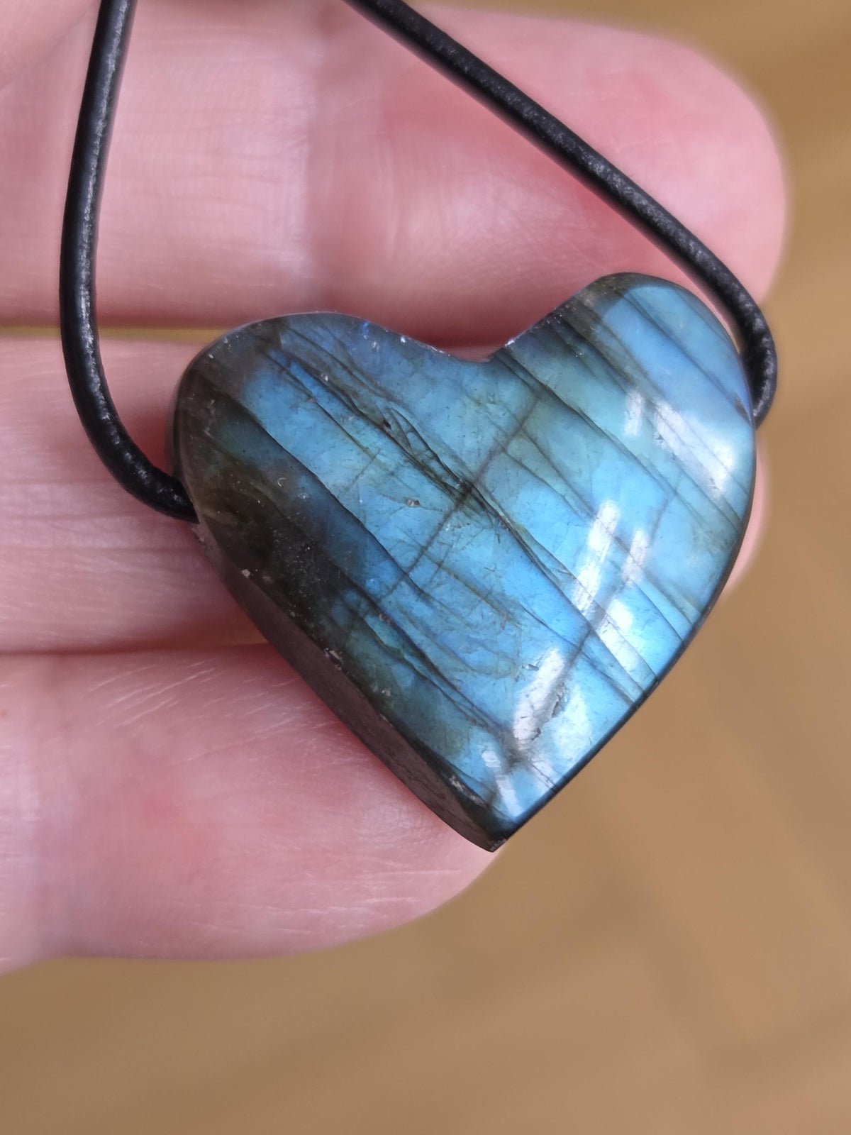 Labradorit Herz Anhänger blau grün 26 x 27 x 10 mm, gebohrt an verstellbarem Lederband