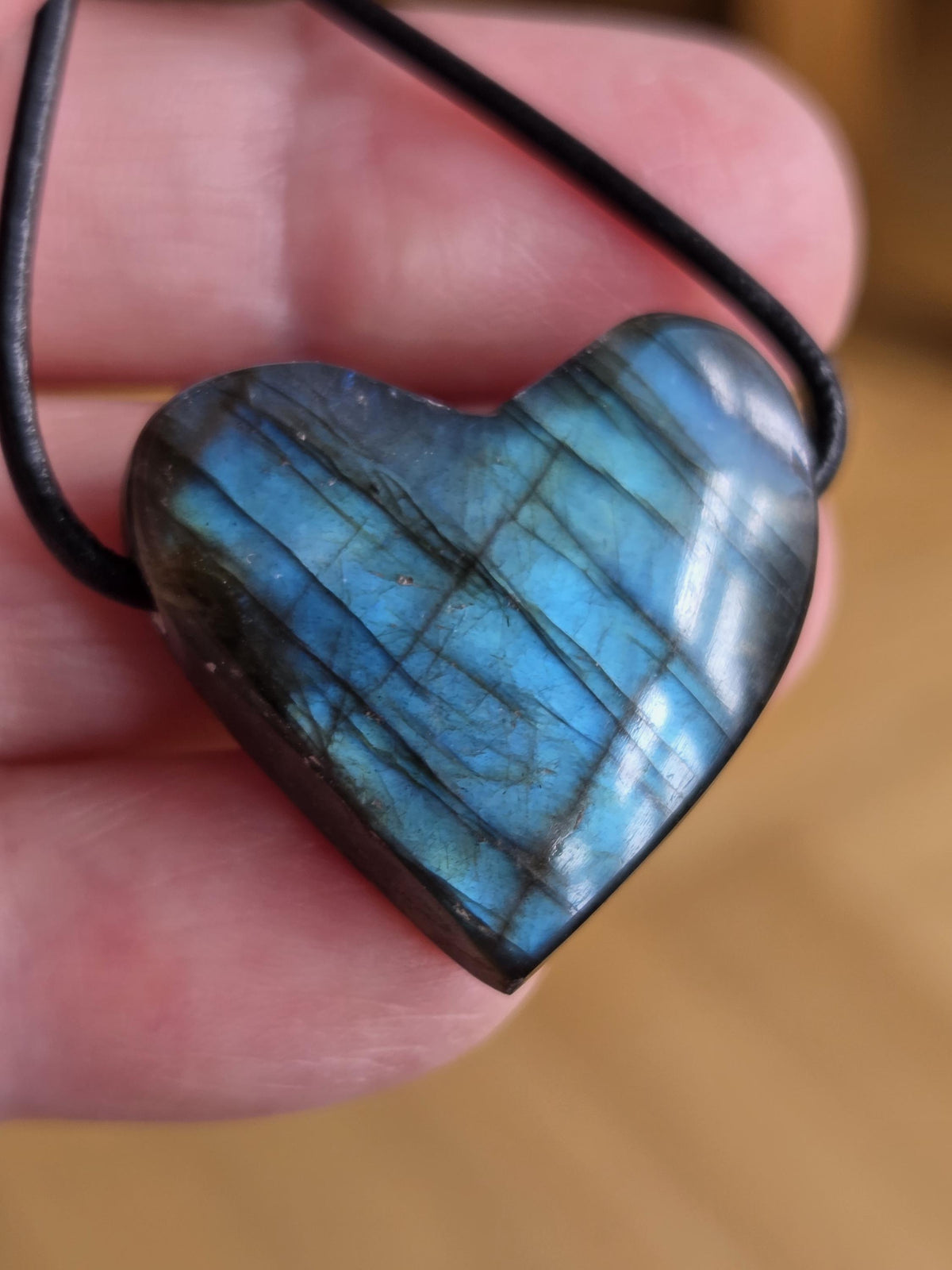 Labradorit Herz Anhänger blau grün 26 x 27 x 10 mm, gebohrt an verstellbarem Lederband