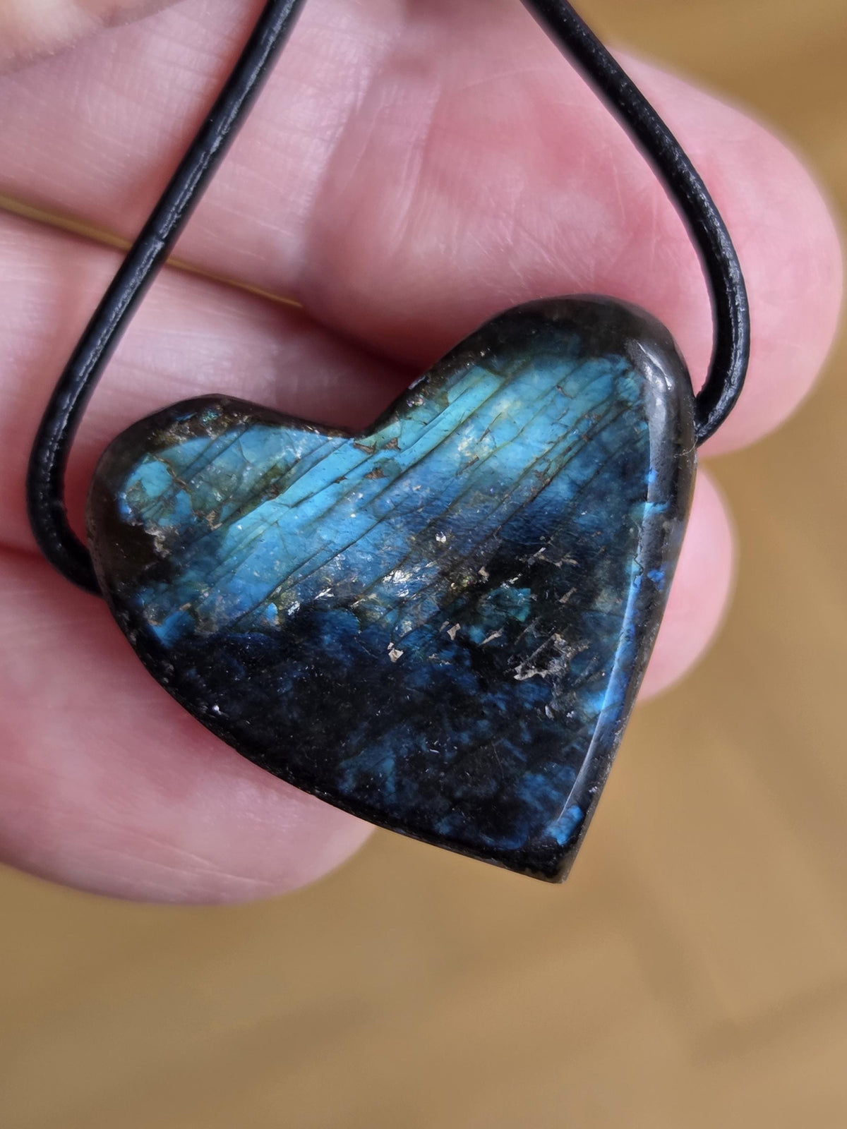 Labradorit Herz Anhänger blau grün 26 x 27 x 10 mm, gebohrt an verstellbarem Lederband