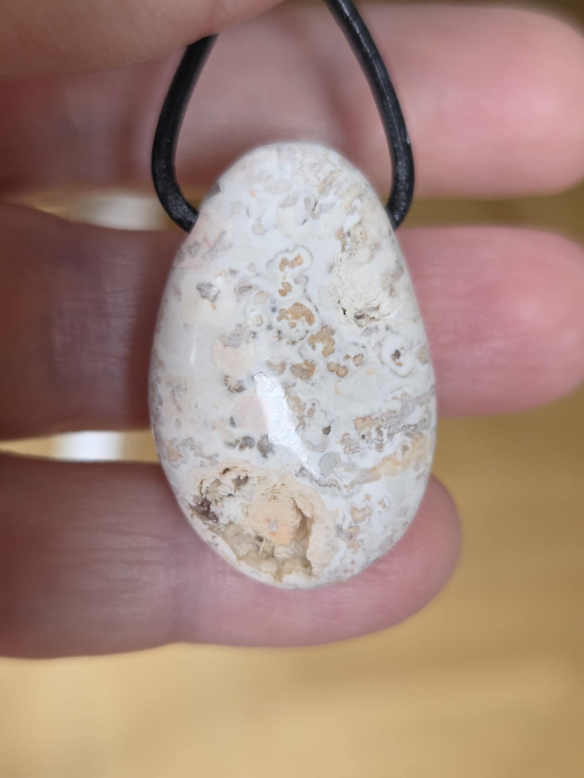 Mexikanischer Feueropal im Muttergestein,Anhänger, 32 x 22 x 9 mm, handgeschliffenes Unikat, an verstellbarem Lederband