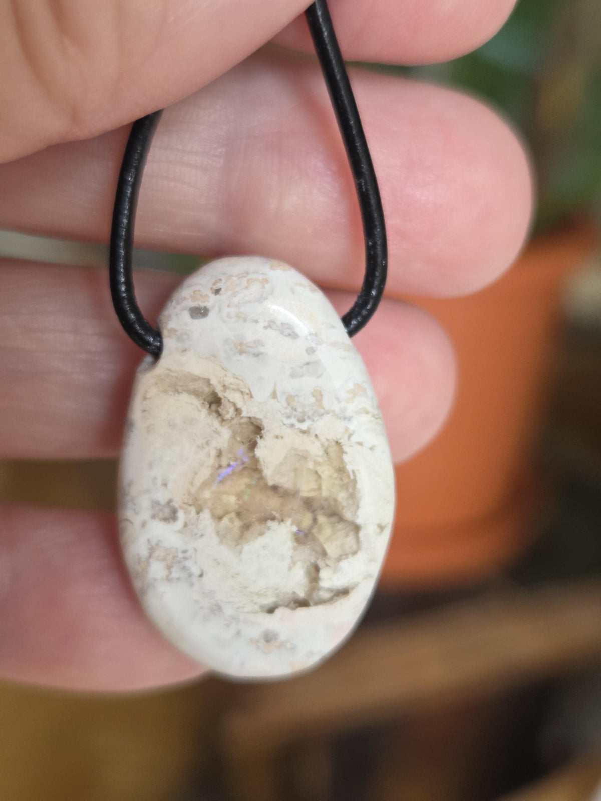 Mexikanischer Feueropal im Muttergestein,Anhänger, 32 x 22 x 9 mm, handgeschliffenes Unikat, an verstellbarem Lederband