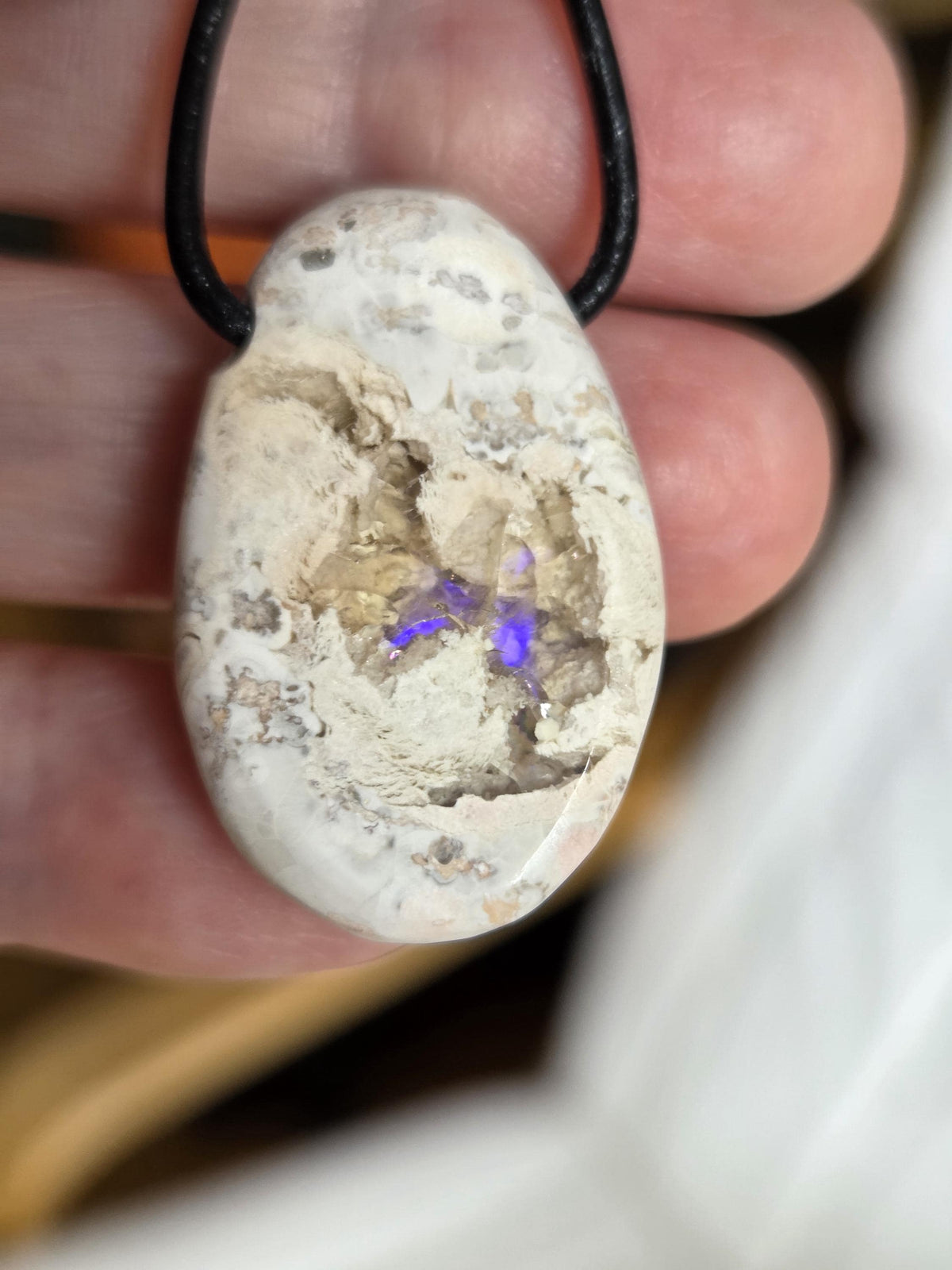 Mexikanischer Feueropal im Muttergestein,Anhänger, 32 x 22 x 9 mm, handgeschliffenes Unikat, an verstellbarem Lederband