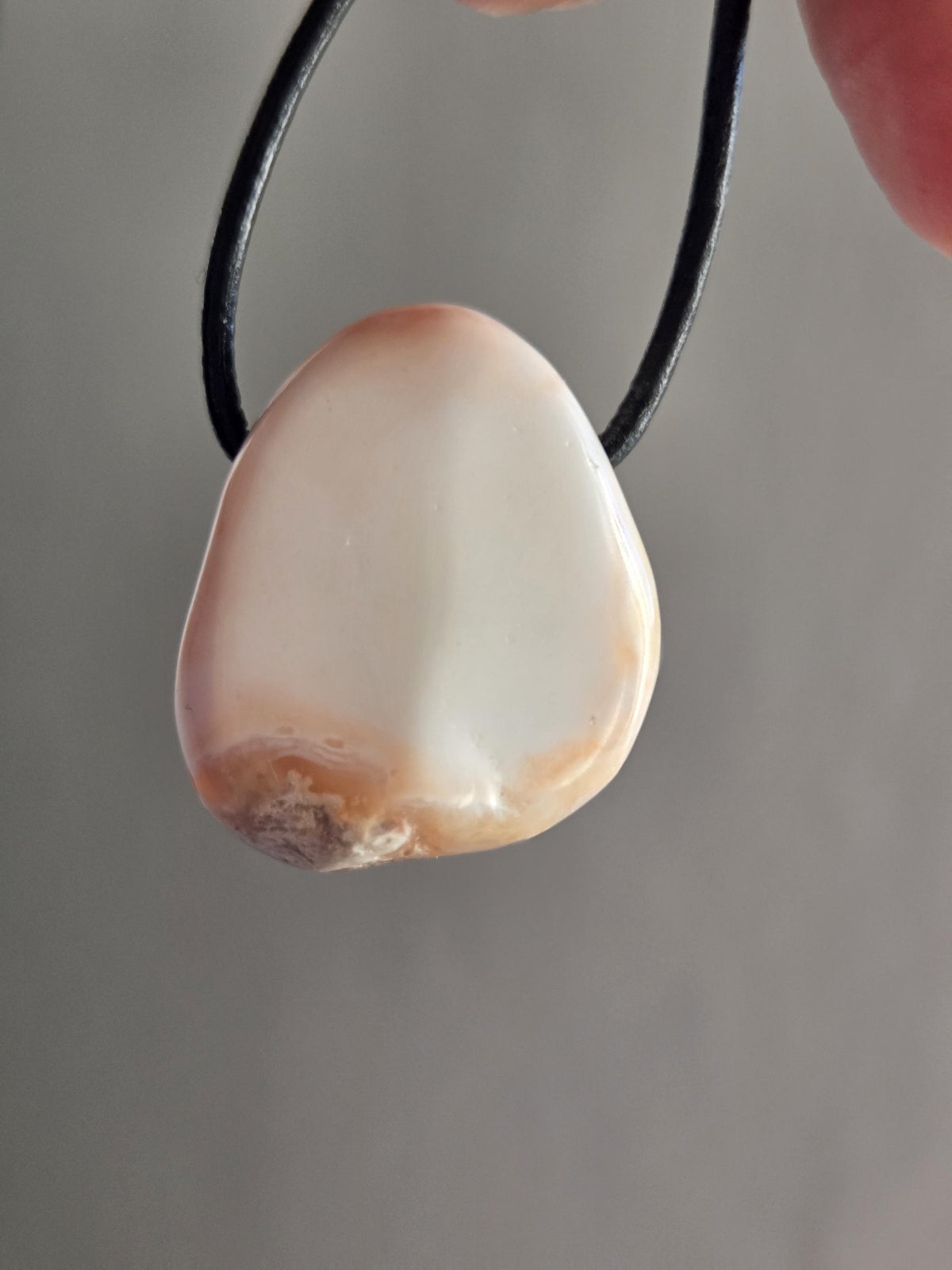 Mexikanischer Feueropal ohne flashfire Anhänger, 27 x 22 x 23 mm, gebohrt, an verstellbarem Lederband