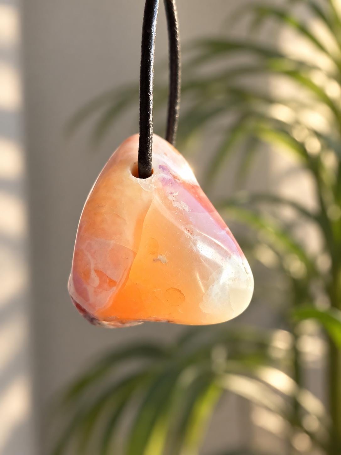 Mexikanischer Feueropal ohne flashfire Anhänger, 27 x 22 x 23 mm, gebohrt, an verstellbarem Lederband