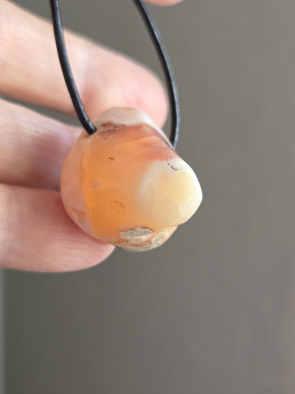 Mexikanischer Feueropal ohne flashfire Anhänger, 27 x 22 x 23 mm, gebohrt, an verstellbarem Lederband