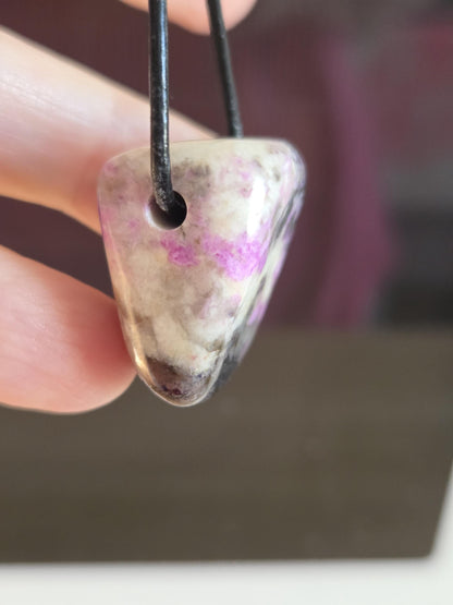 Seltener Gel Sugilith Bustamit Sugilith Anhänger, 26 x 23 x 16 mm, an verstellbarem Lederband, Energiestein Heilstein, Meditation