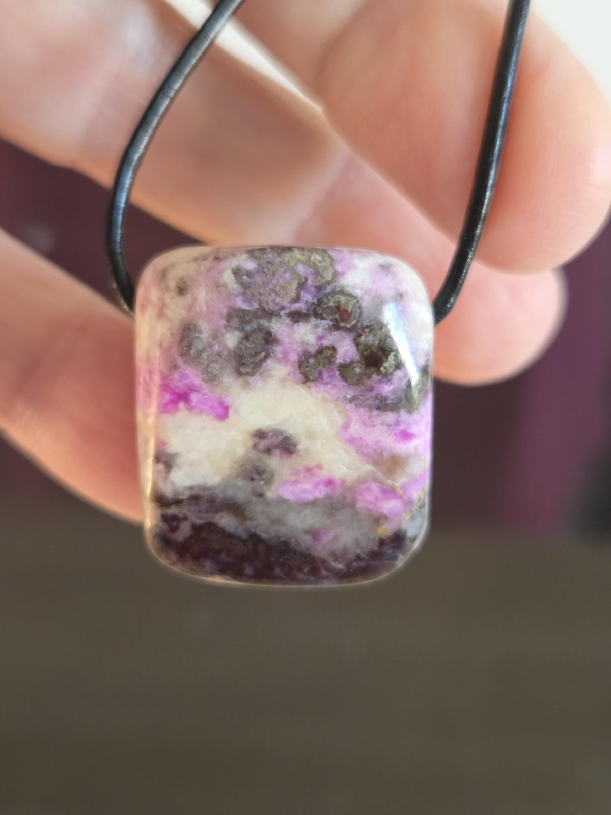 Seltener Gel Sugilith Bustamit Sugilith Anhänger, 26 x 23 x 16 mm, an verstellbarem Lederband, Energiestein Heilstein, Meditation