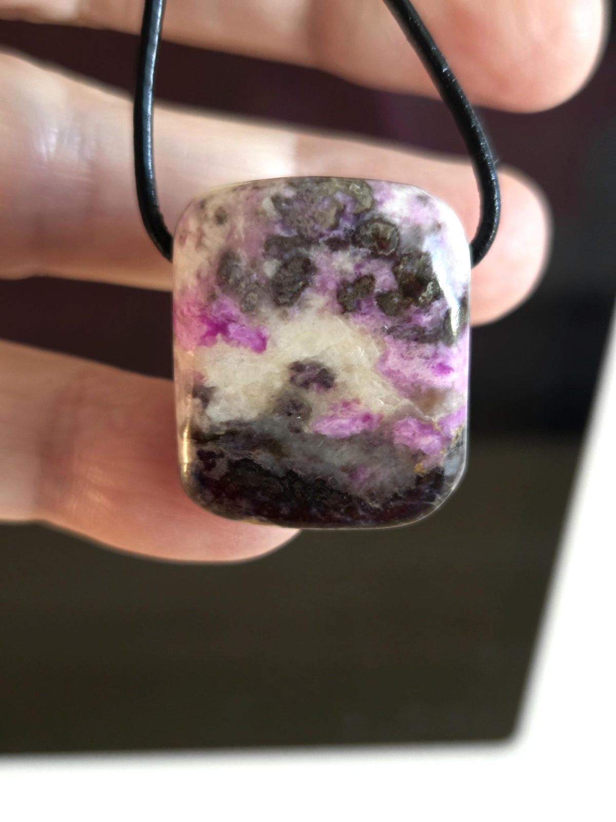 Seltener Gel Sugilith Bustamit Sugilith Anhänger, 26 x 23 x 16 mm, an verstellbarem Lederband, Energiestein Heilstein, Meditation