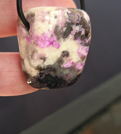 Seltener Gel Sugilith Bustamit Sugilith Anhänger, 26 x 23 x 16 mm, an verstellbarem Lederband, Energiestein Heilstein, Meditation