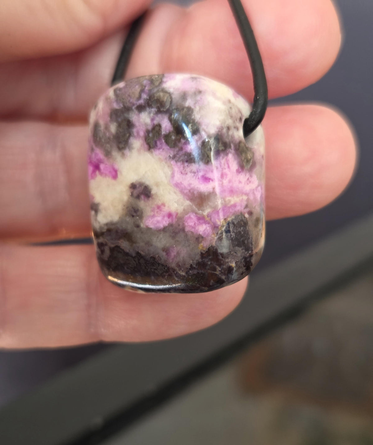 Seltener Gel Sugilith Bustamit Sugilith Anhänger, 26 x 23 x 16 mm, an verstellbarem Lederband, Energiestein Heilstein, Meditation
