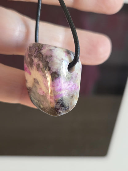Seltener Gel Sugilith Bustamit Sugilith Anhänger, 26 x 23 x 16 mm, an verstellbarem Lederband, Energiestein Heilstein, Meditation