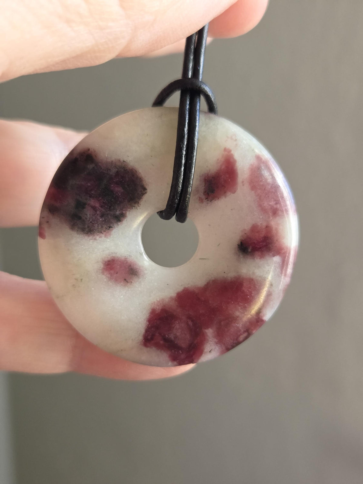 Seltener Eudialyt Donut Anhänger groß aus Lappland, 40 x 7 mm, gebohrt, an verstellbarem Lederband