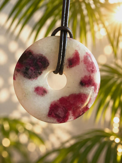 Seltener Eudialyt Donut Anhänger groß aus Lappland, 40 x 7 mm, gebohrt, an verstellbarem Lederband